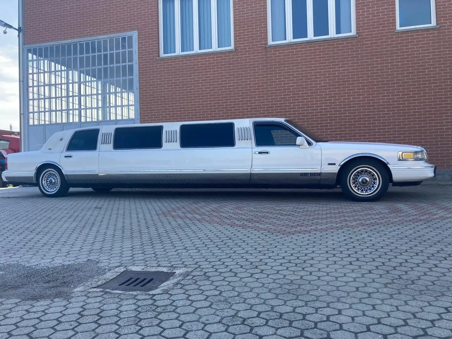 Lincoln Town Car Limousine 9 posti Biały - 1