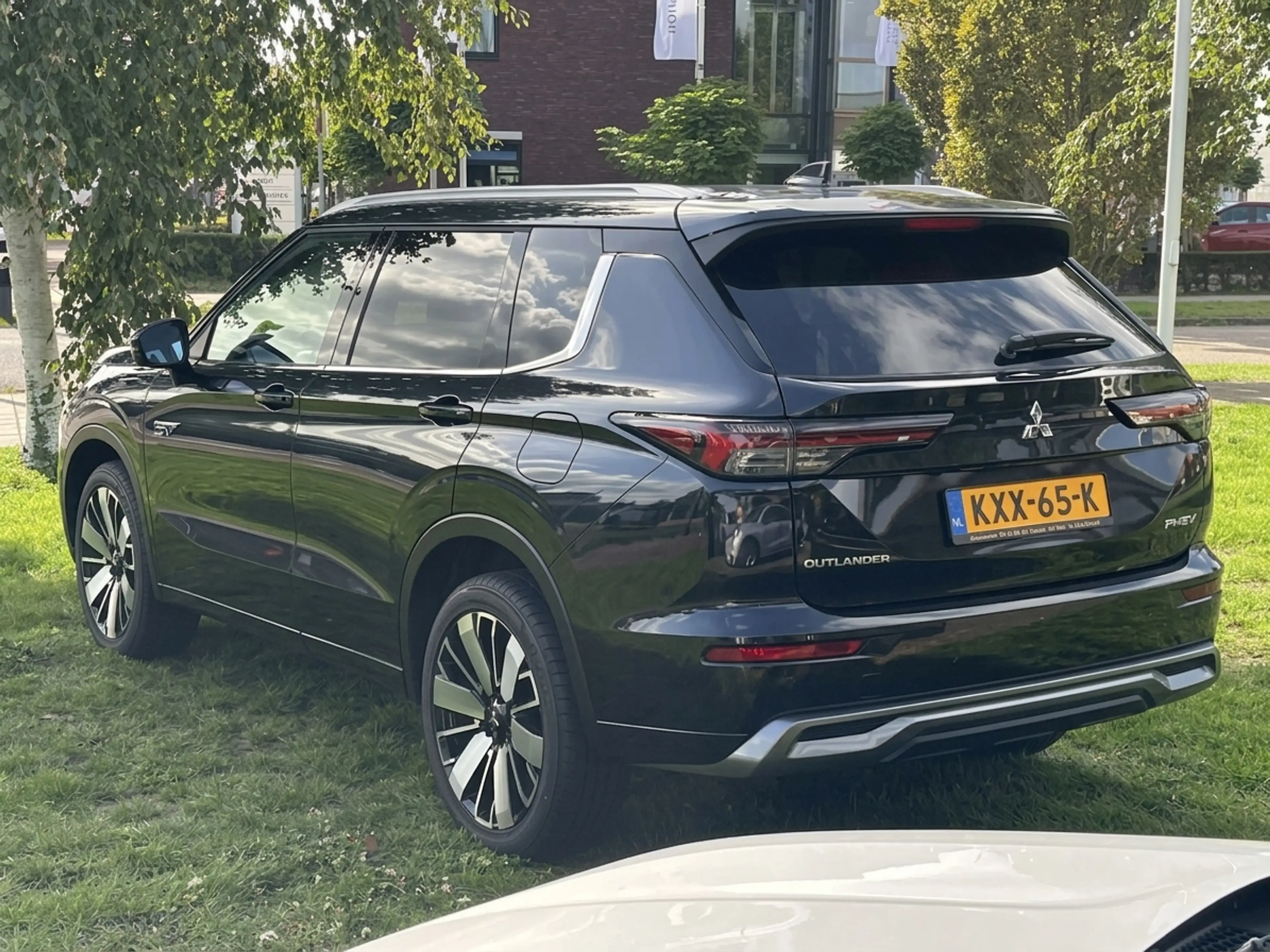 Mitsubishi Outlander 2.4 PHEV Instyle — photo 9