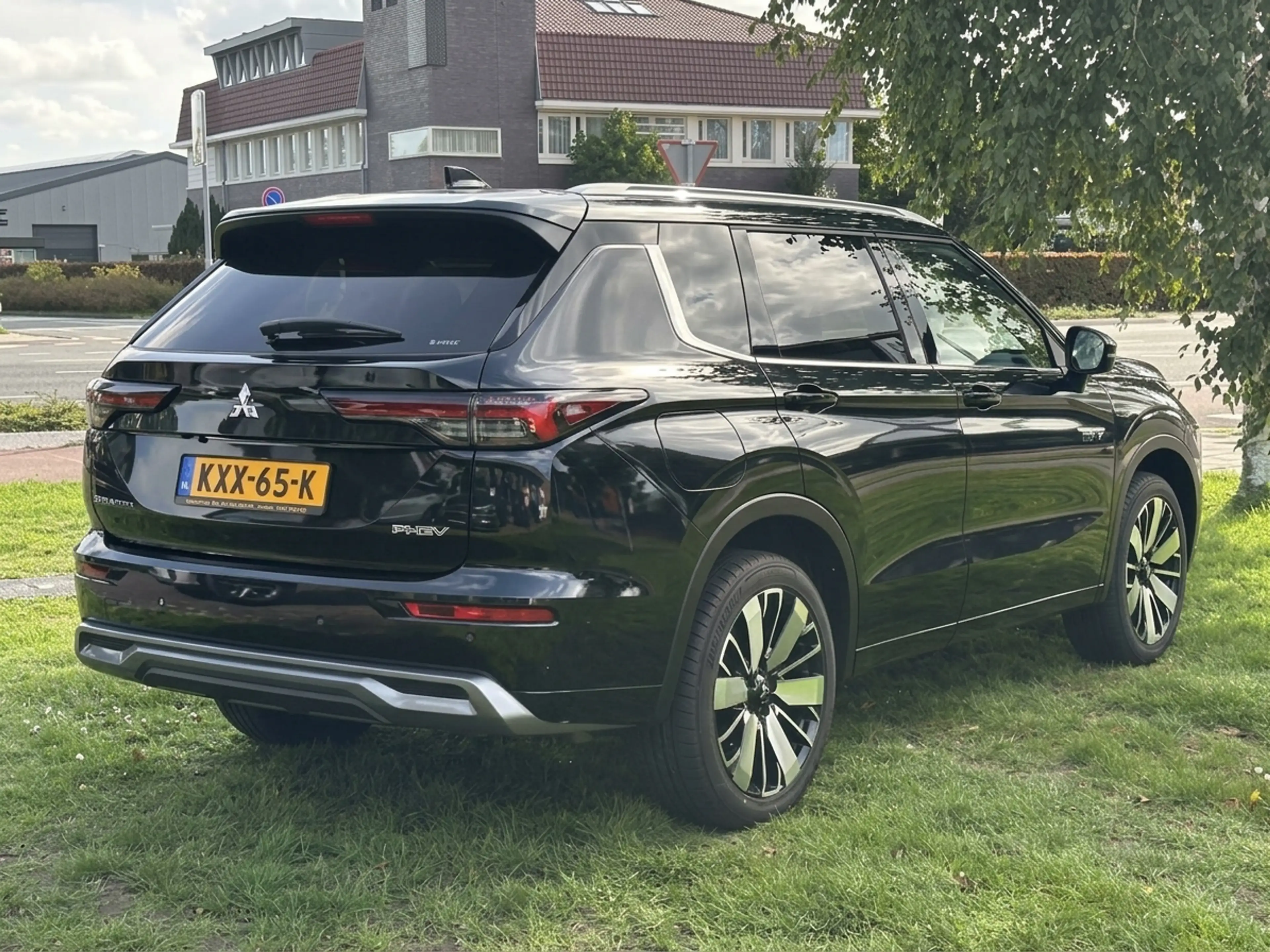 Mitsubishi Outlander 2.4 PHEV Instyle — photo 2