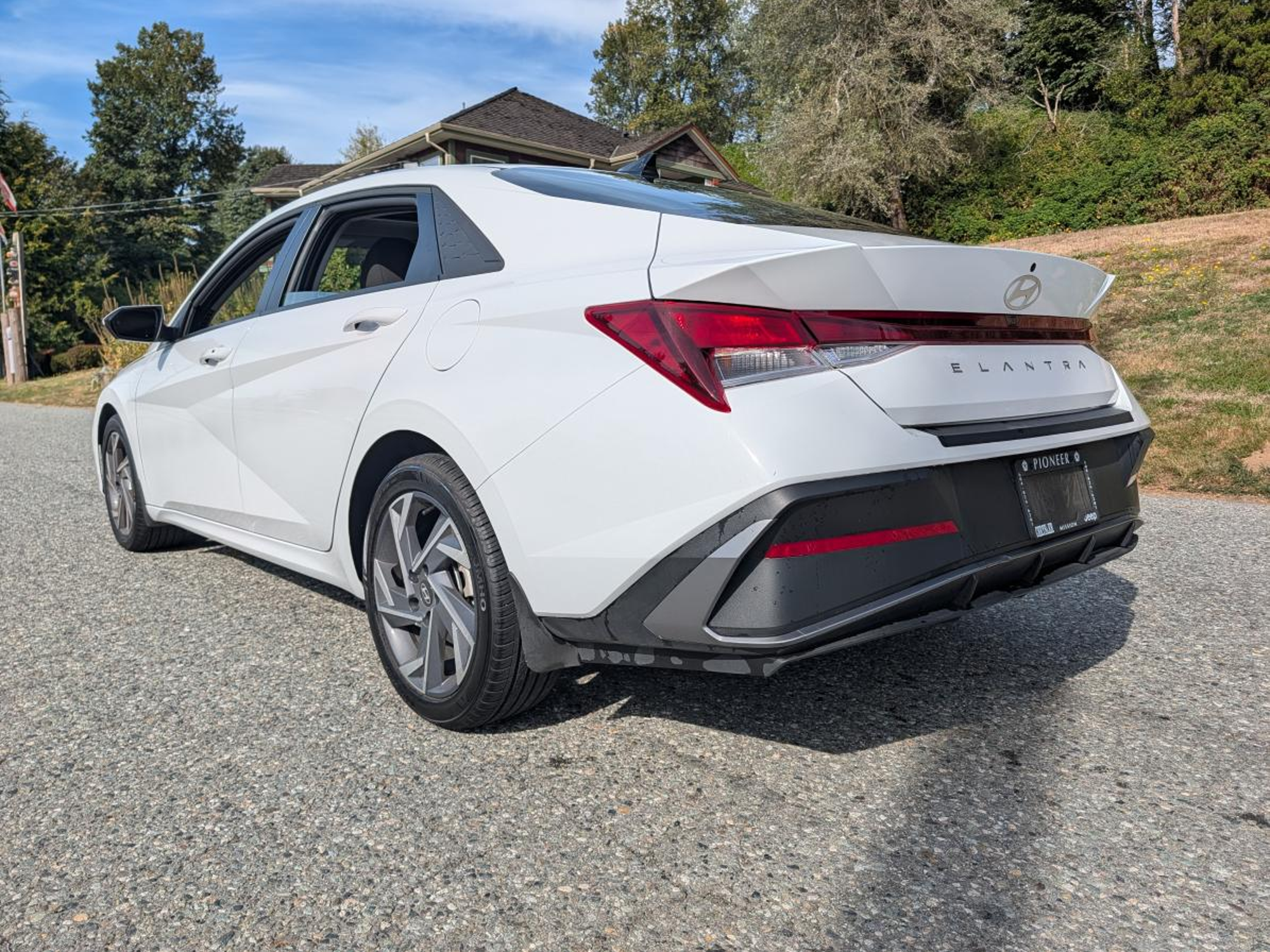 2026 Hyundai Elantra Preferred w/Tech Pkg  - Sunroof [
  "Sunroof", — снимка 1