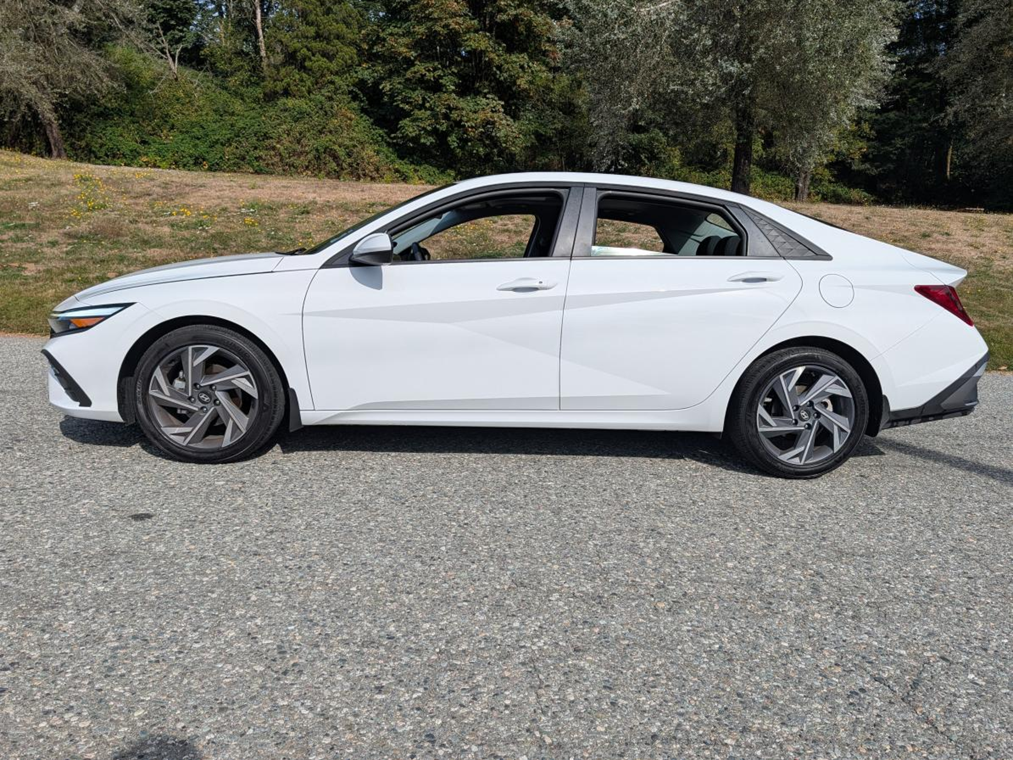 2026 Hyundai Elantra Preferred w/Tech Pkg  - Sunroof [
  "Sunroof", — снимка 1