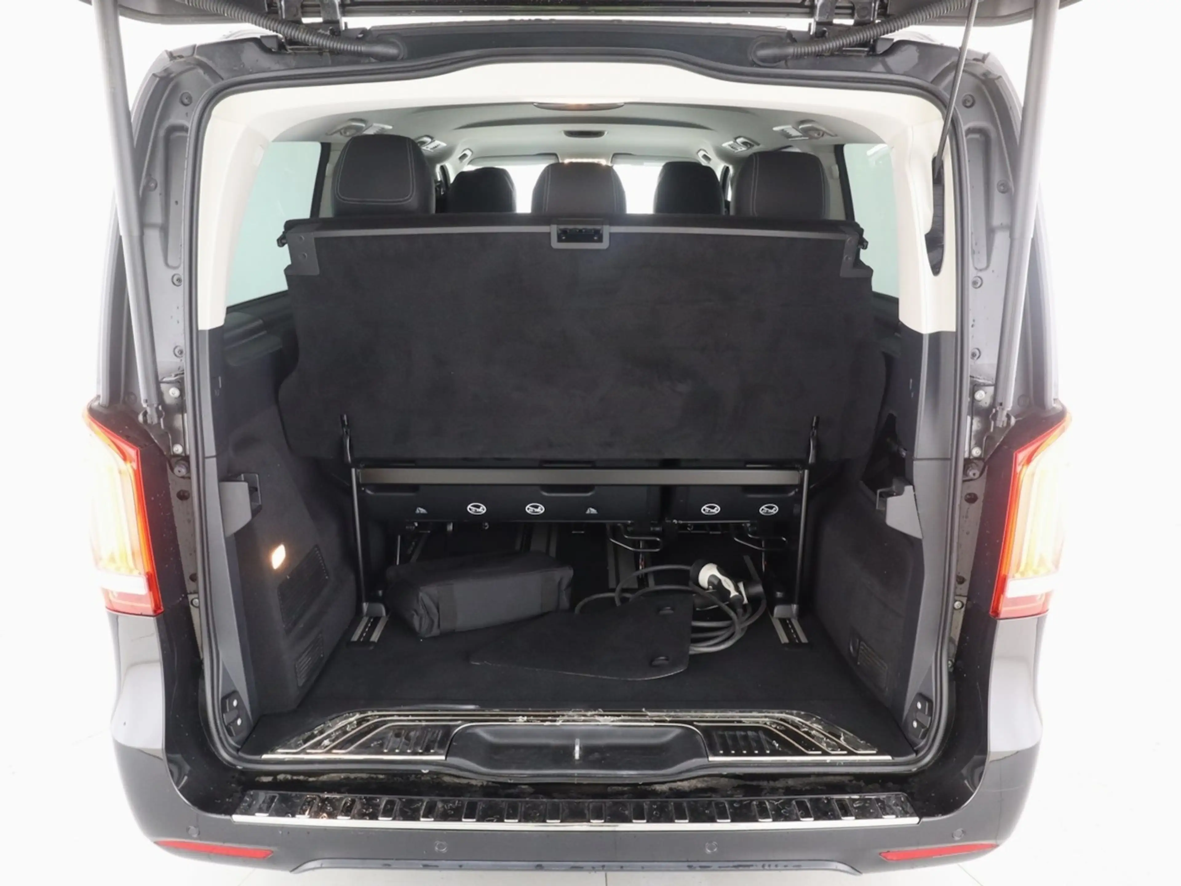 Mercedes-Benz EQV 300 Avantgarde,lang,7Sitze,2Schiebetüren el. — photo 7
