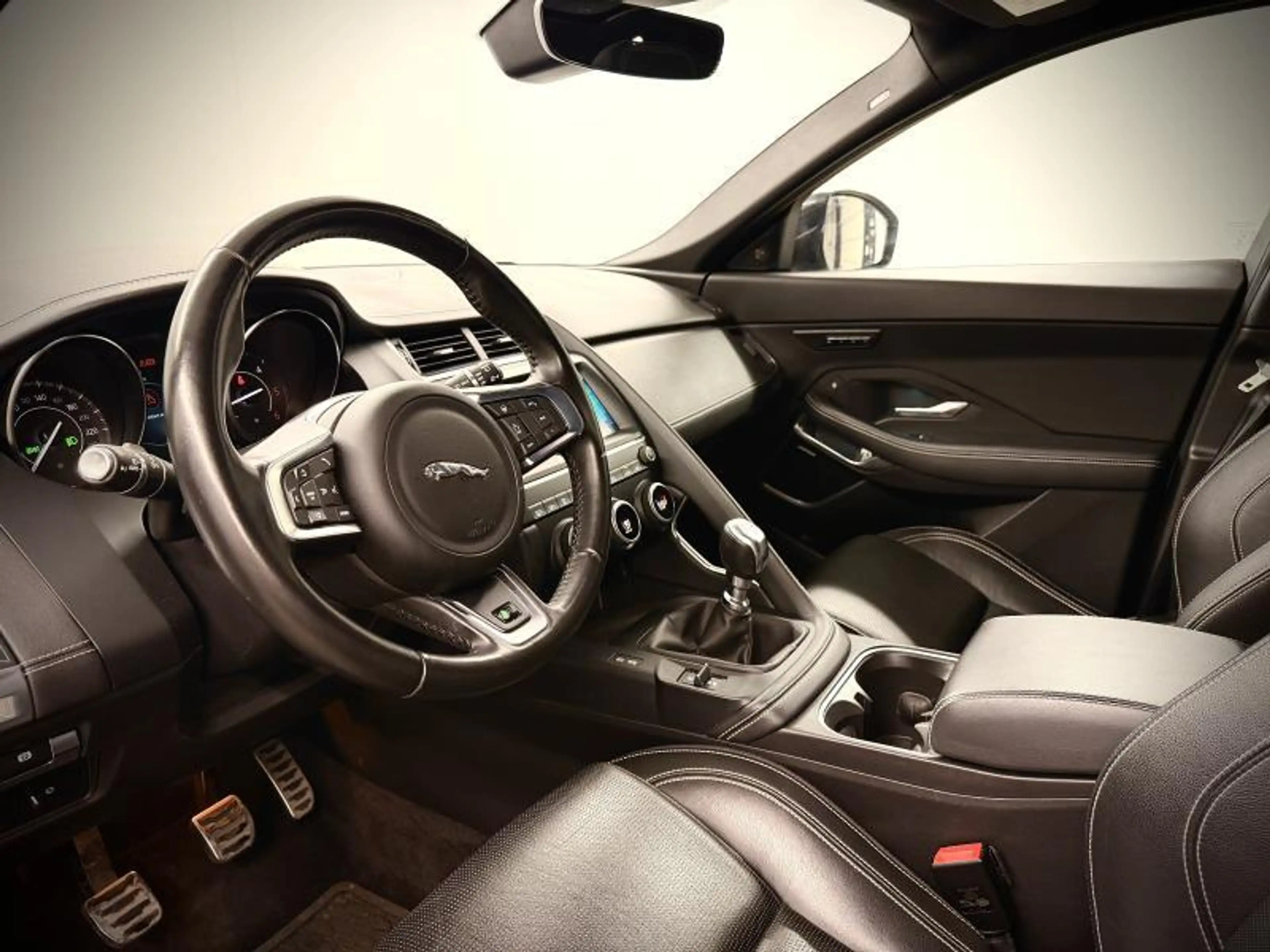 Jaguar E-Pace R-Dynamic SE D150 — photo 15