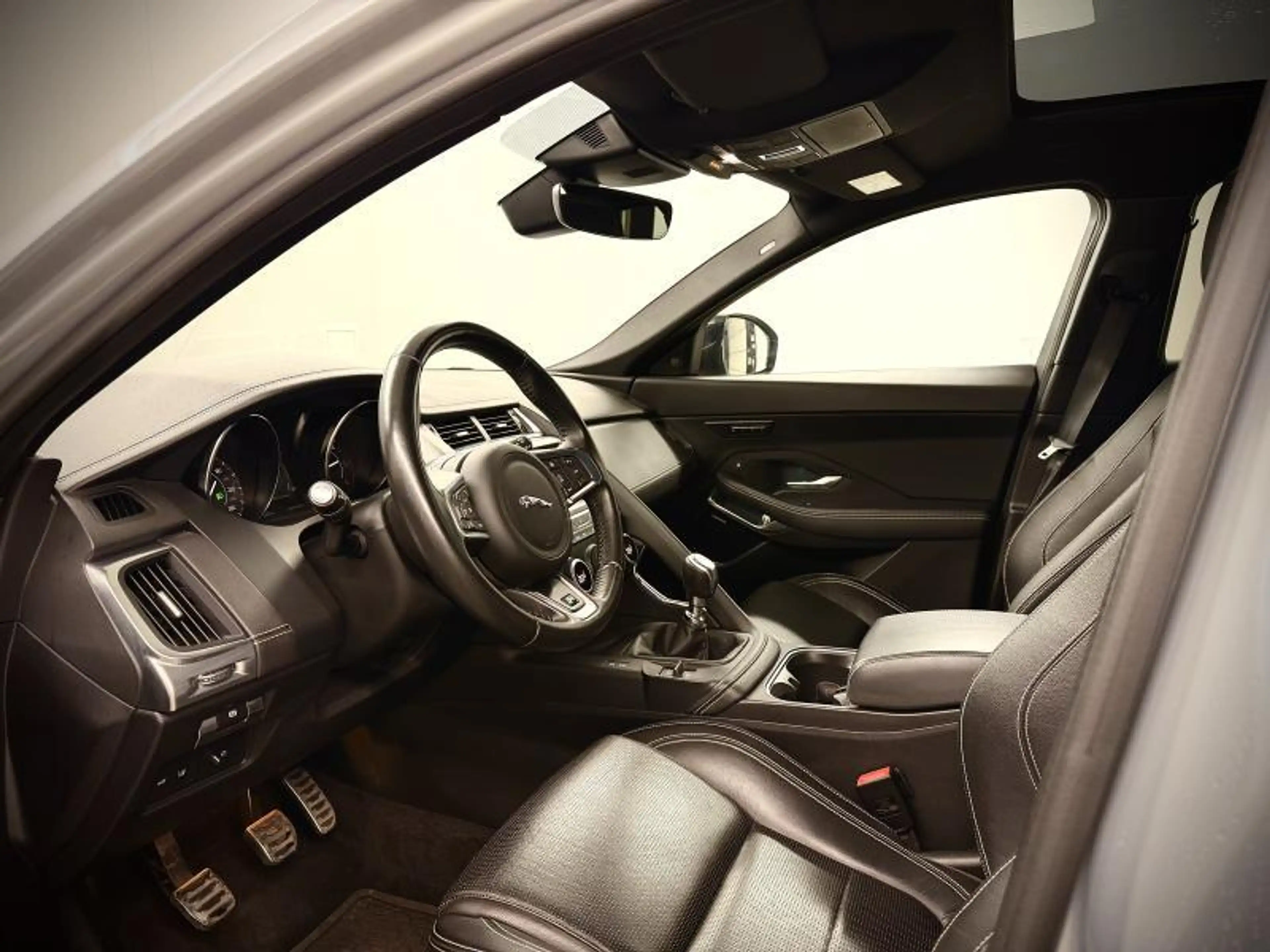 Jaguar E-Pace R-Dynamic SE D150 — photo 14