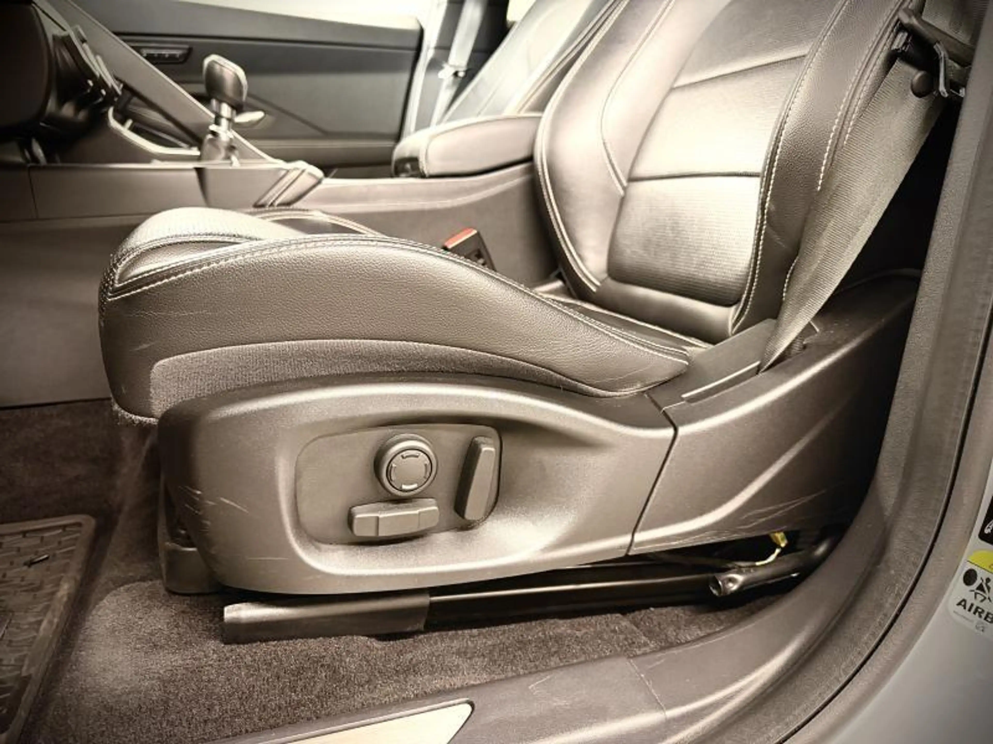 Jaguar E-Pace R-Dynamic SE D150 — photo 13