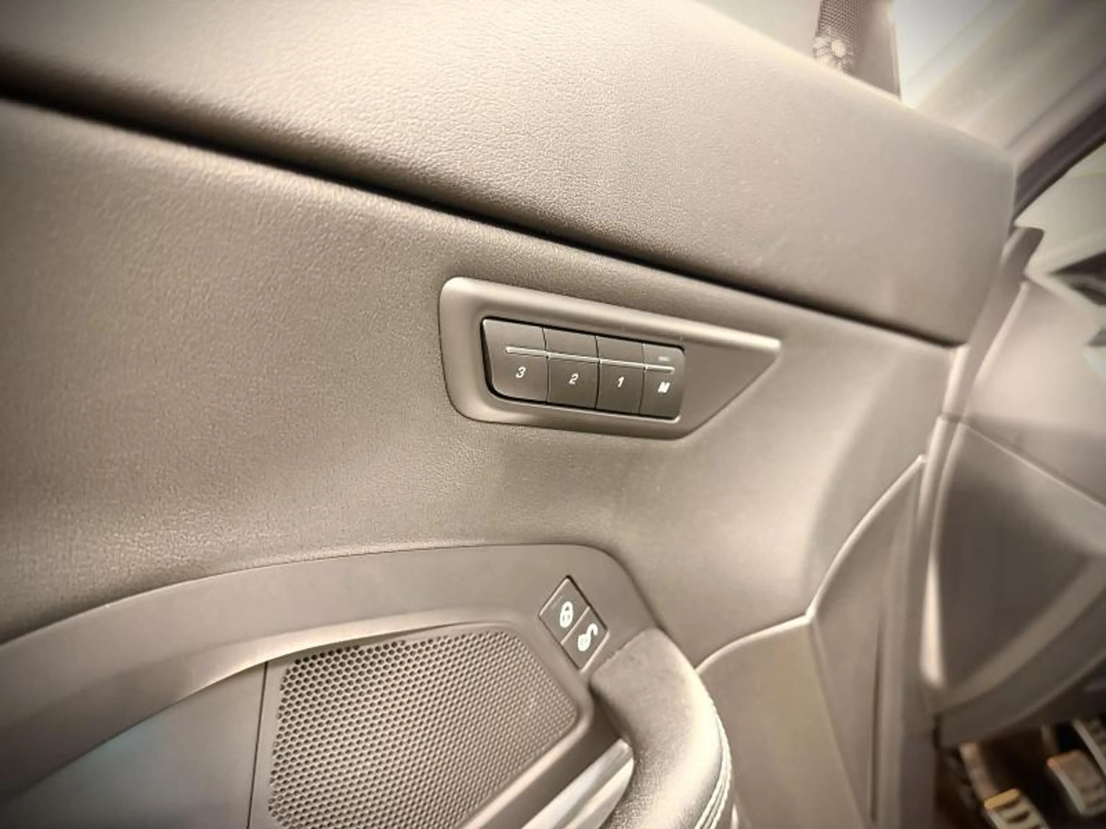 Jaguar E-Pace R-Dynamic SE D150 — photo 12