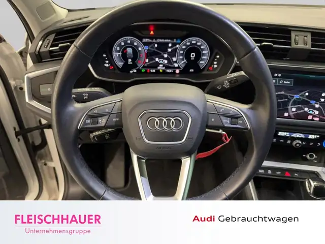 Audi Q3 view 11