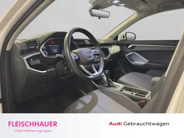 Audi Q3 view 10