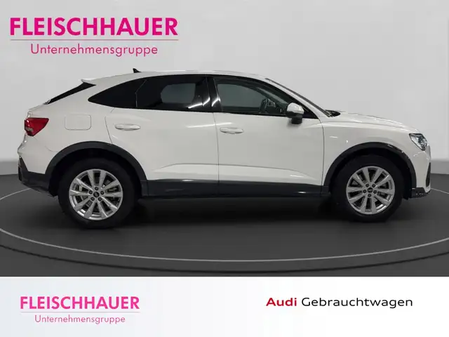 Audi Q3 view 8