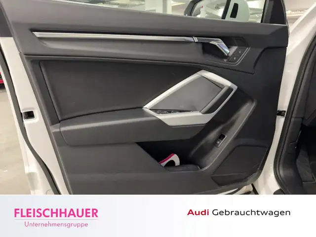 Audi Q3 view 13