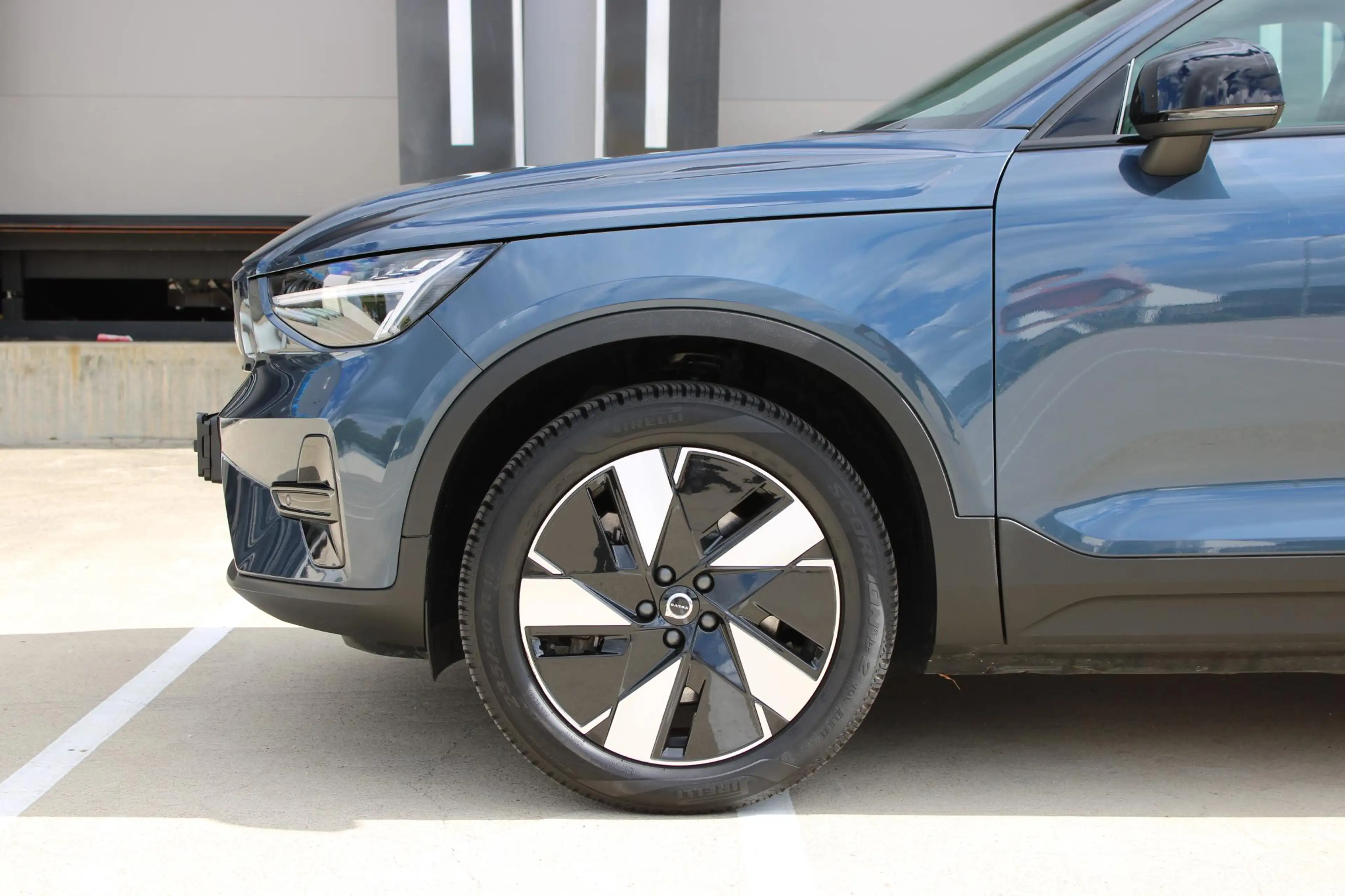 Volvo EX40 Single Motor Extended Range Plus 82 kWh | Trekhaak — photo 3