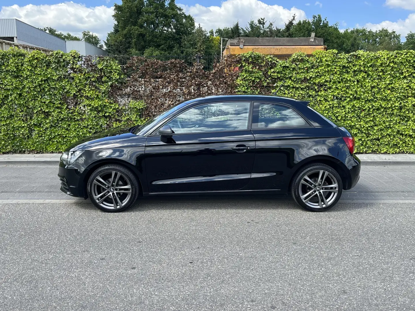 Audi A1 1.2 TFSI Attraction * Carplay * Airco * Garantie * Schwarz - 2