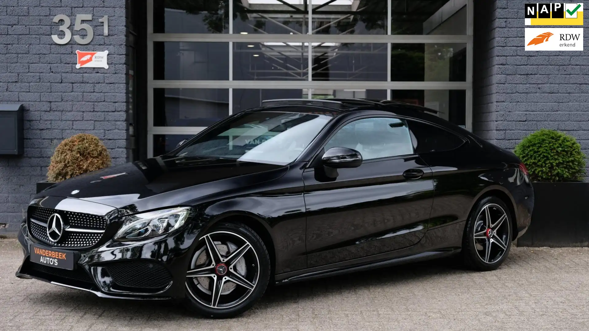 Mercedes-Benz C 200 Coupé Prestige AMG Pano Camera Zwart - 1