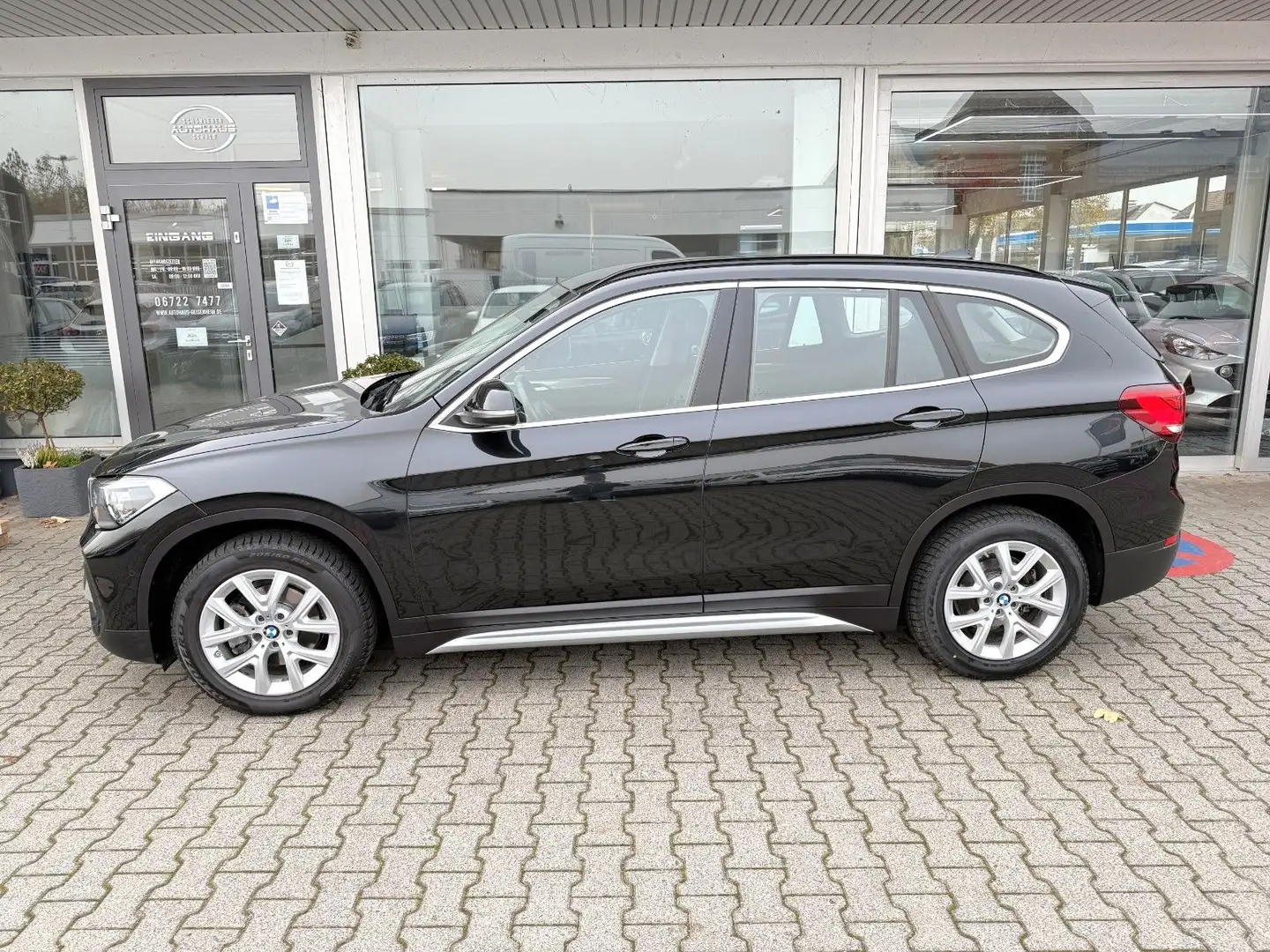 BMW X1 sDrive 18 i xLine *AHK*NAVI*LED*SITZH*8-FACH* Zwart - 2