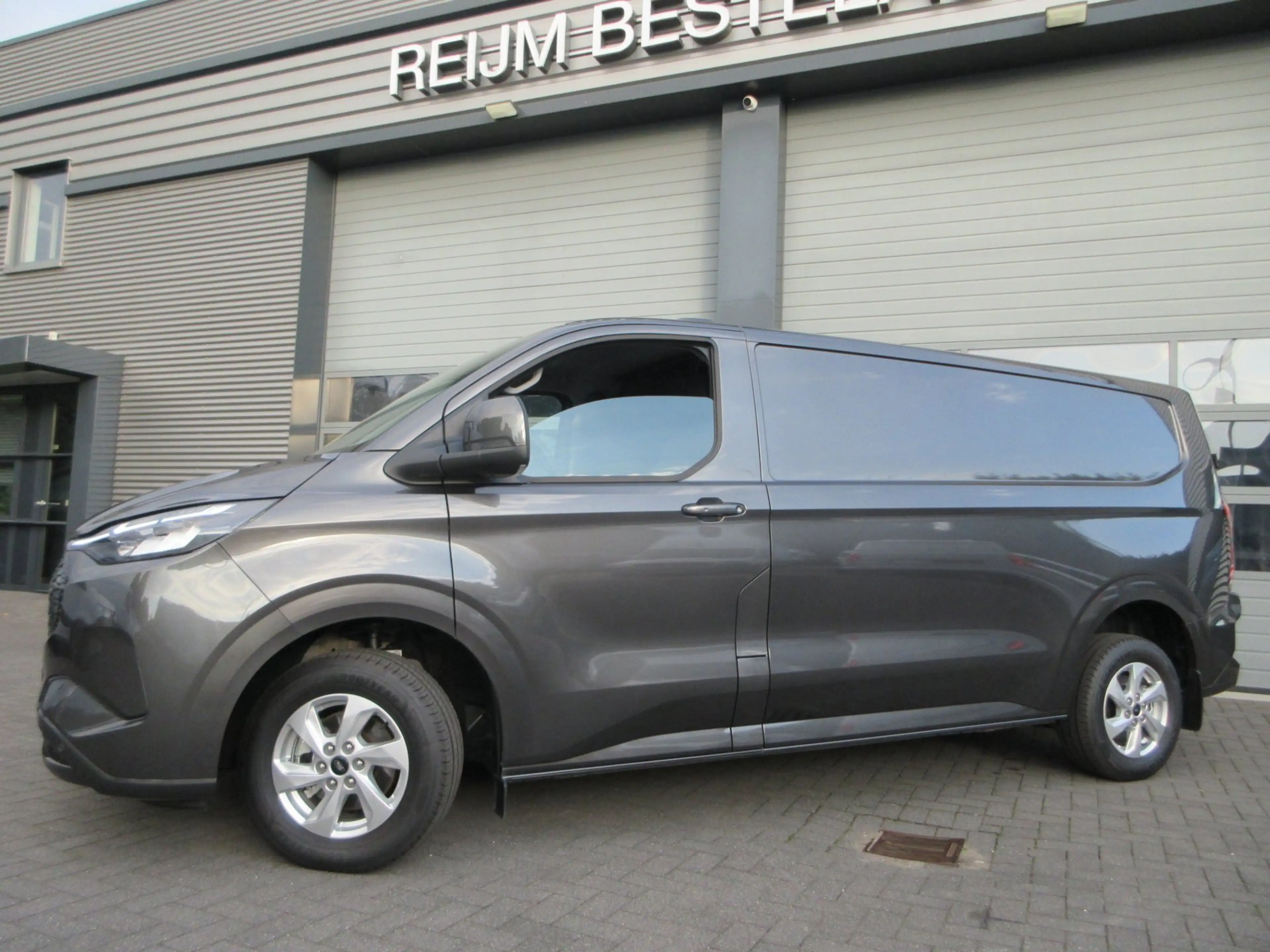 Ford E-Transit Cust. 340 L2H1 Limited 71 kWh 218 pk carplay camer — photo 3