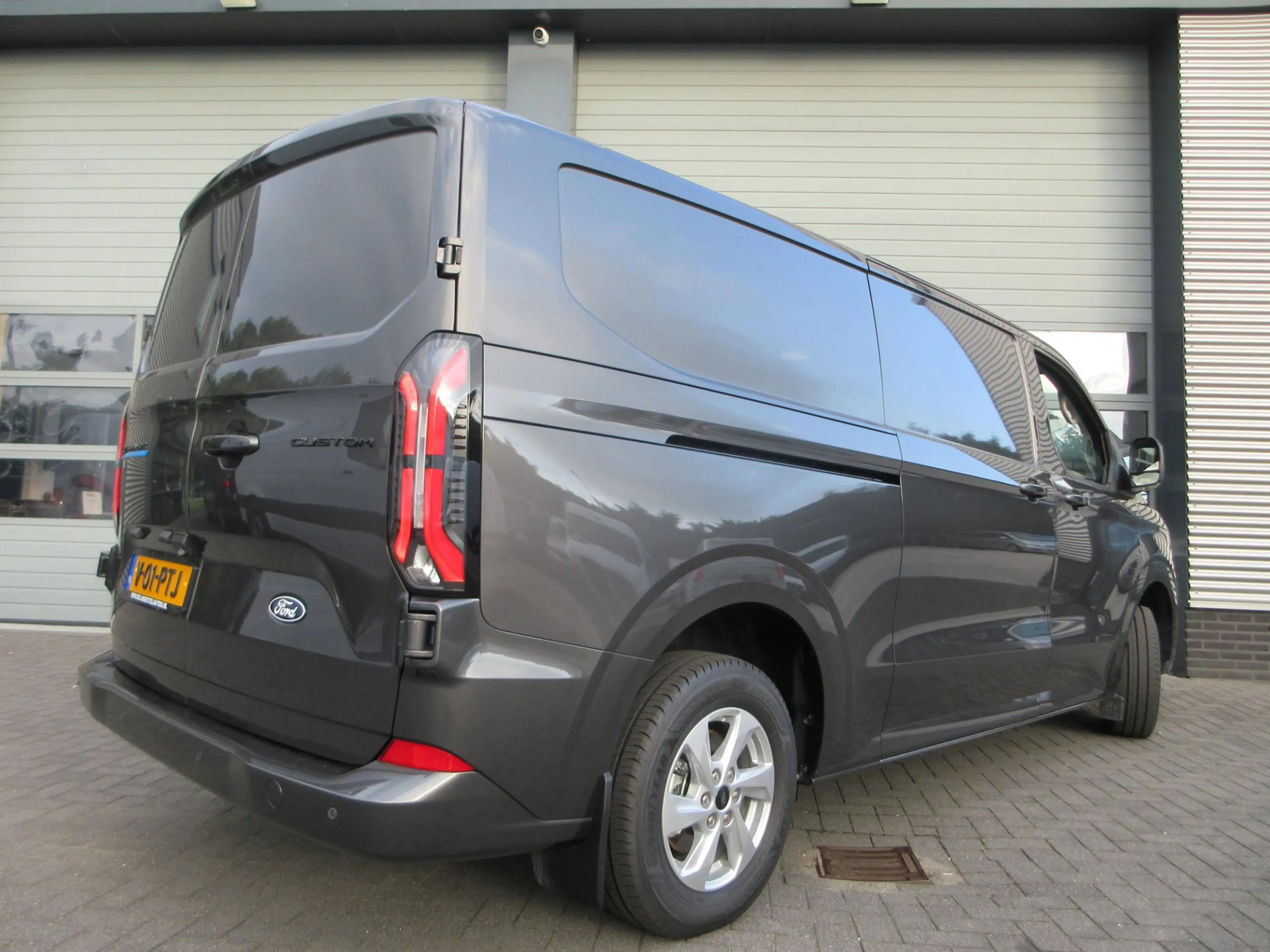 Ford E-Transit Cust. 340 L2H1 Limited 71 kWh 218 pk carplay camer — photo 6