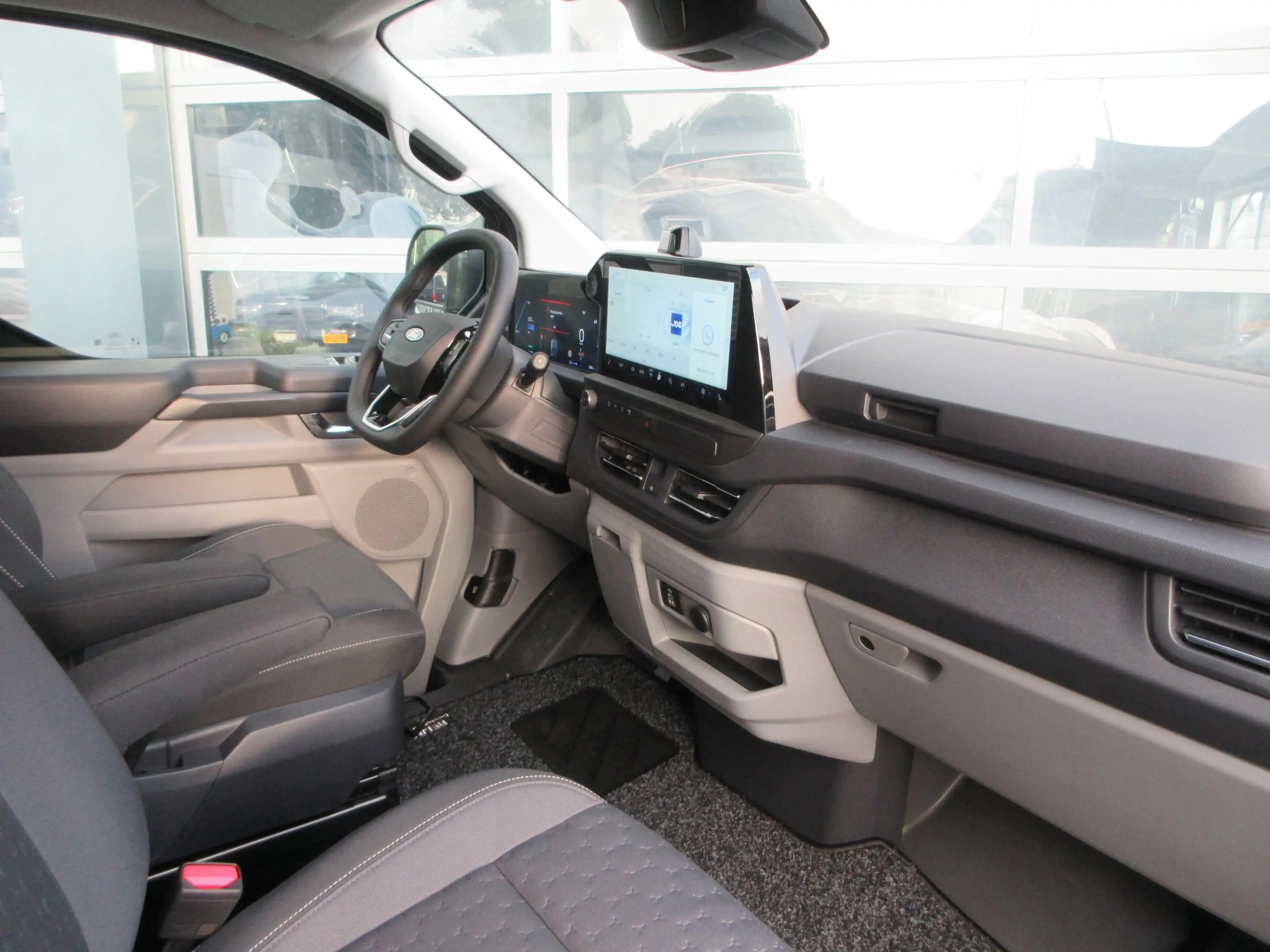Ford E-Transit Cust. 340 L2H1 Limited 71 kWh 218 pk carplay camer — photo 9