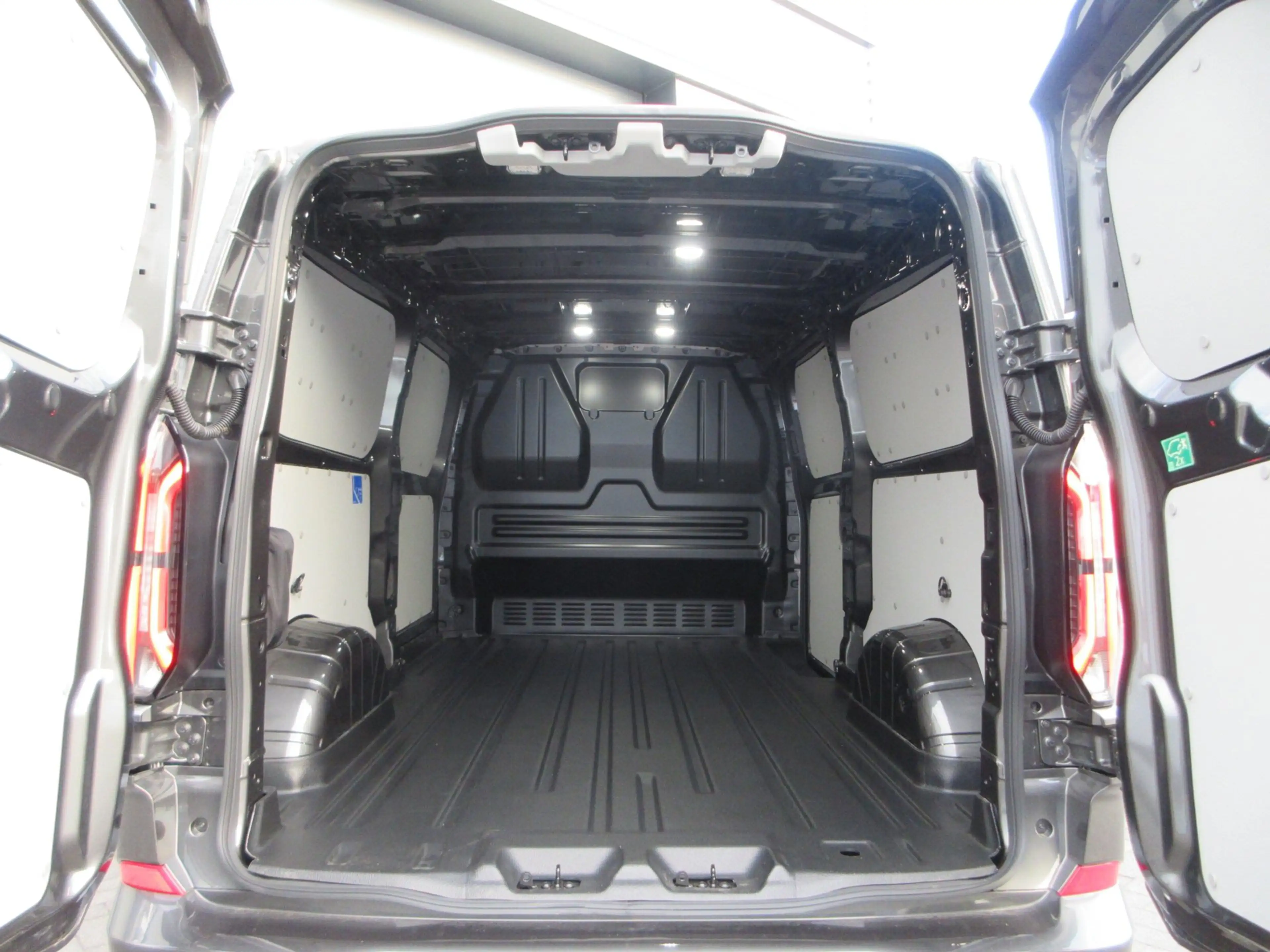 Ford E-Transit Cust. 340 L2H1 Limited 71 kWh 218 pk carplay camer — photo 8
