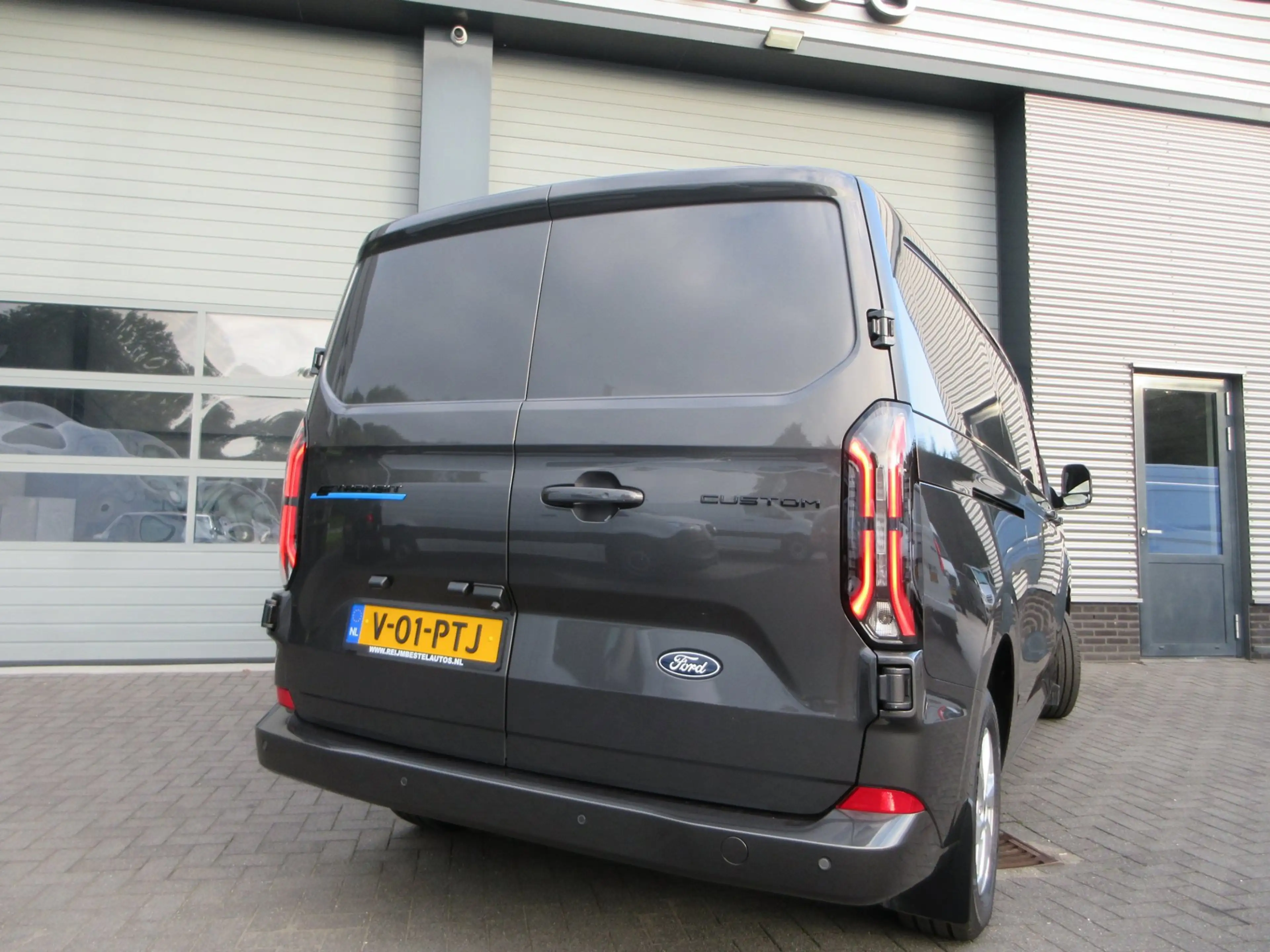 Ford E-Transit Cust. 340 L2H1 Limited 71 kWh 218 pk carplay camer — photo 7