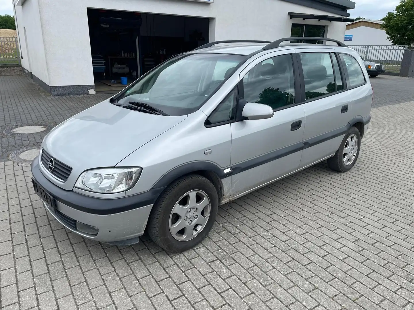 Opel Zafira 1.6 Elegance Stříbrná - 1