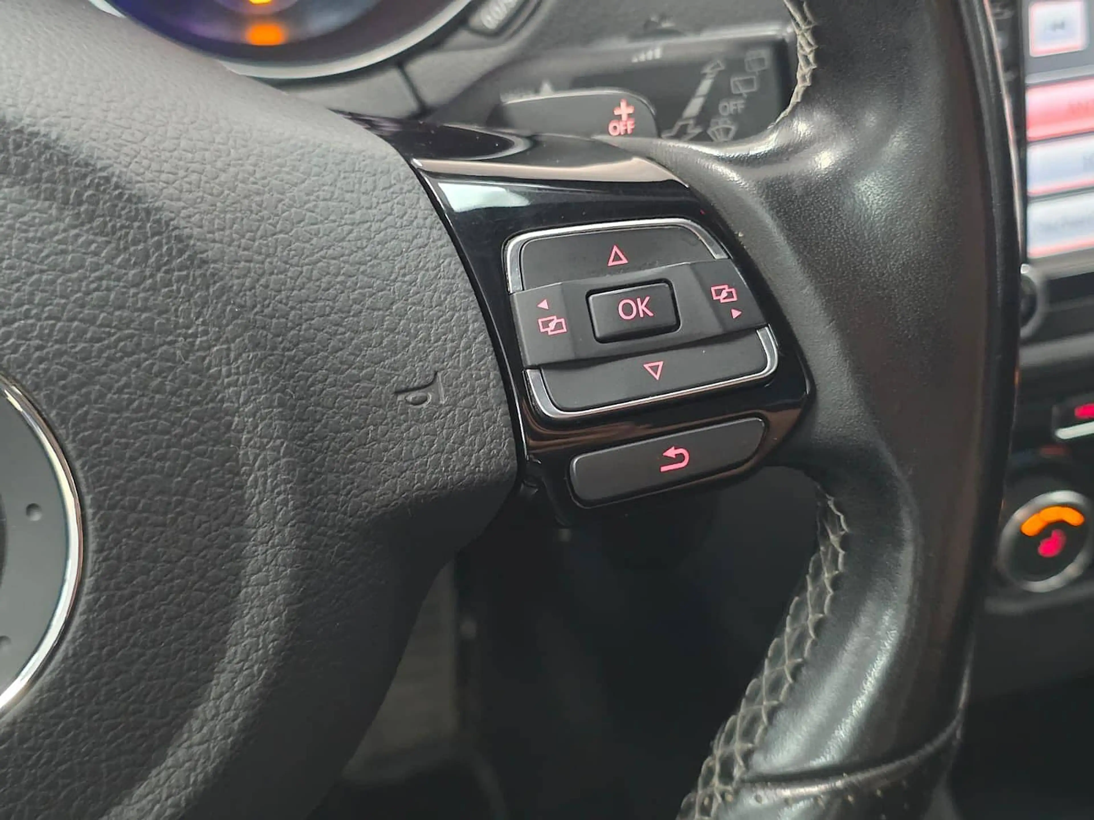 Volkswagen Golf R 2.0 TSI 4motion DSG6 / BI-XENON / NAVI / PDC / CLIMTRONIC / UNIQUE ! — photo 8