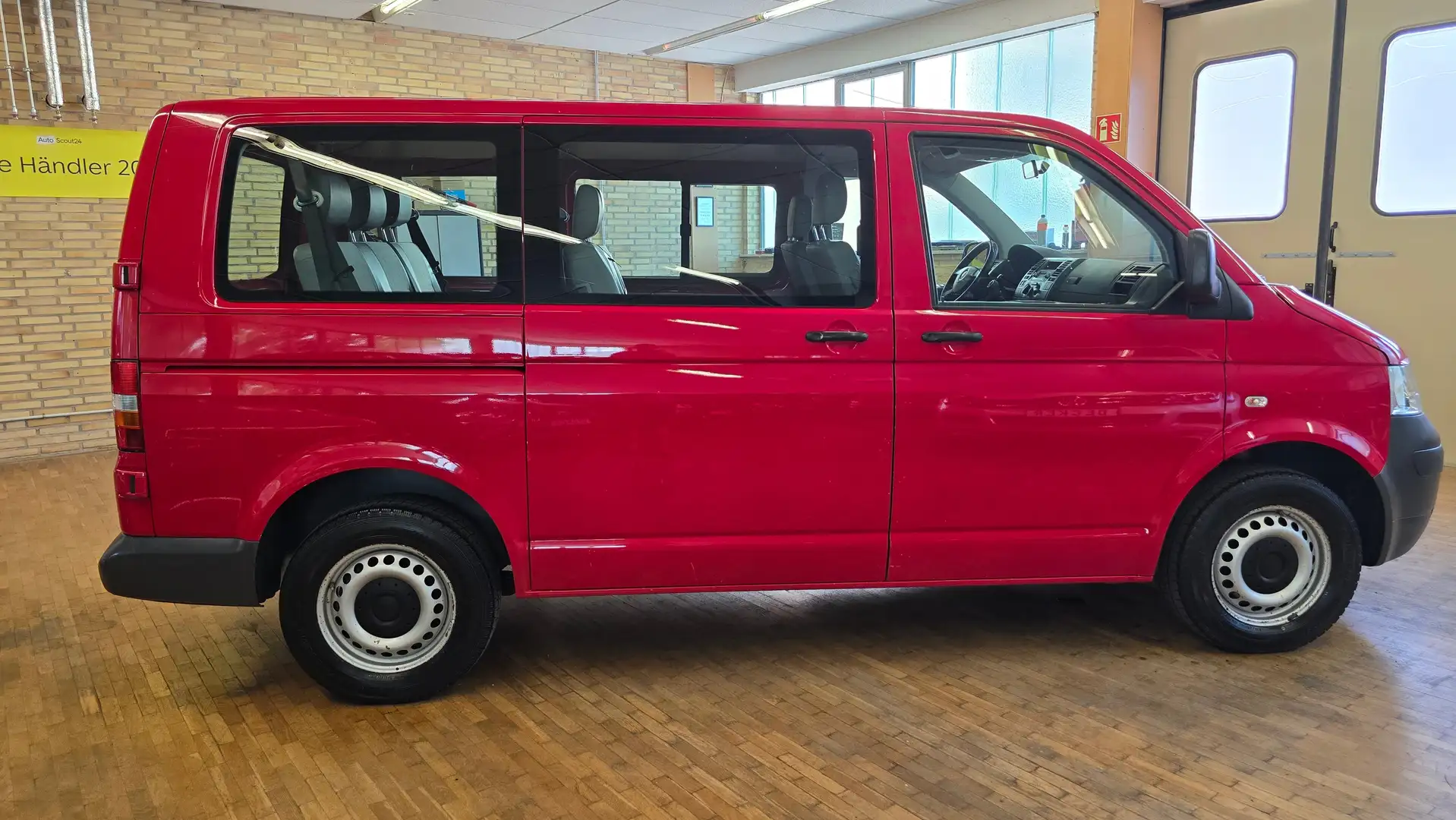Volkswagen T5 Kombi Kombi 2,5l 131PS TDI KLIMA 8-SITZE AHK 1HAND EFH Rood - 2