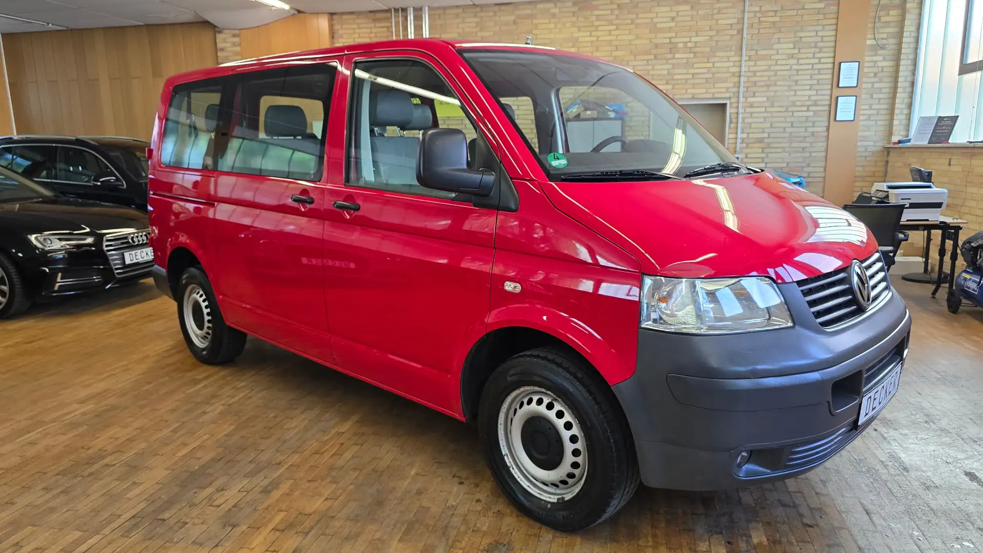 Volkswagen T5 Kombi Kombi 2,5l 131PS TDI KLIMA 8-SITZE AHK 1HAND EFH Rood - 1