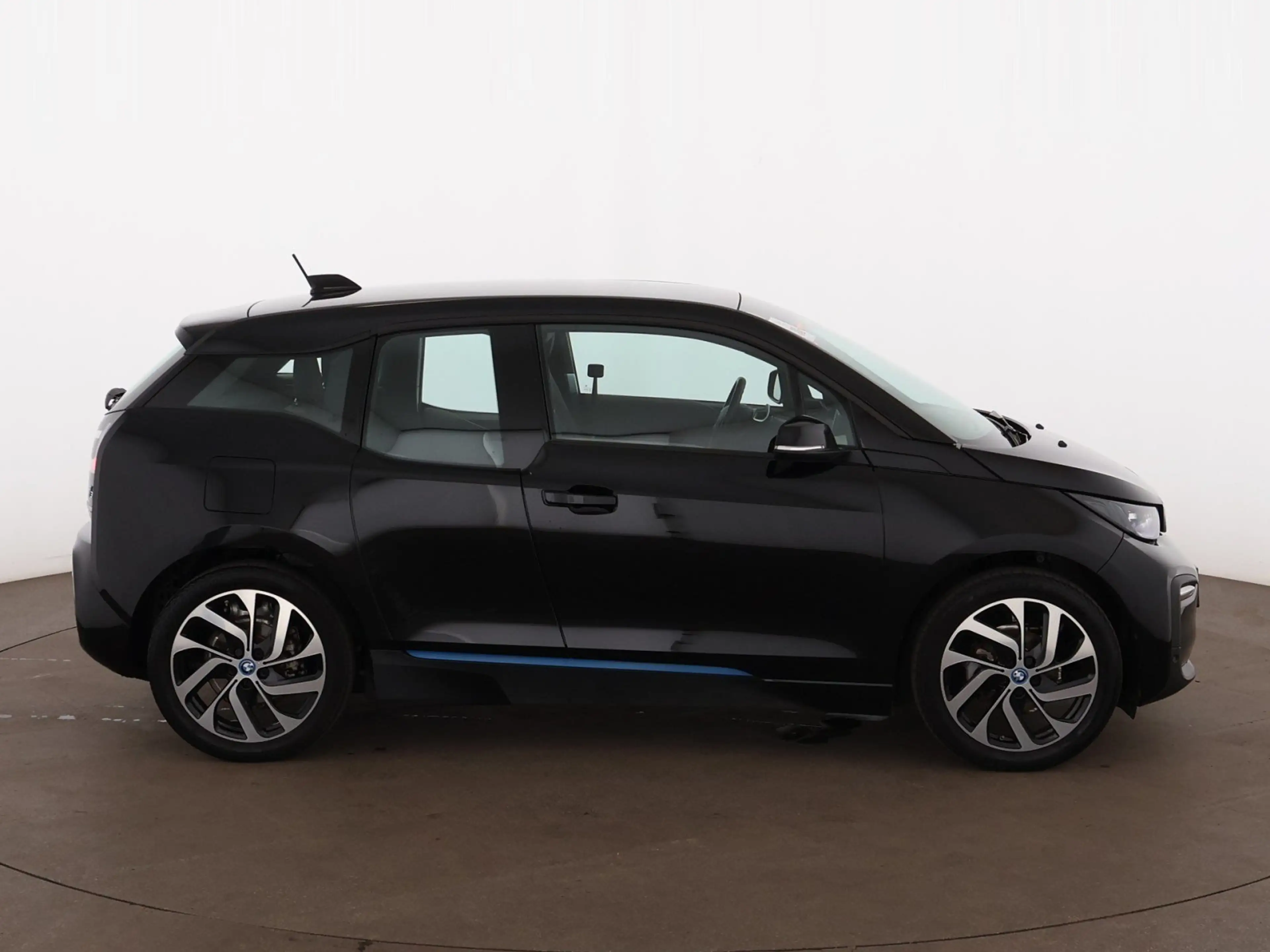 BMW i3 42kWh Aut LED WAERMEPUMPE NAVI SITZHZG R-CAM — photo 9