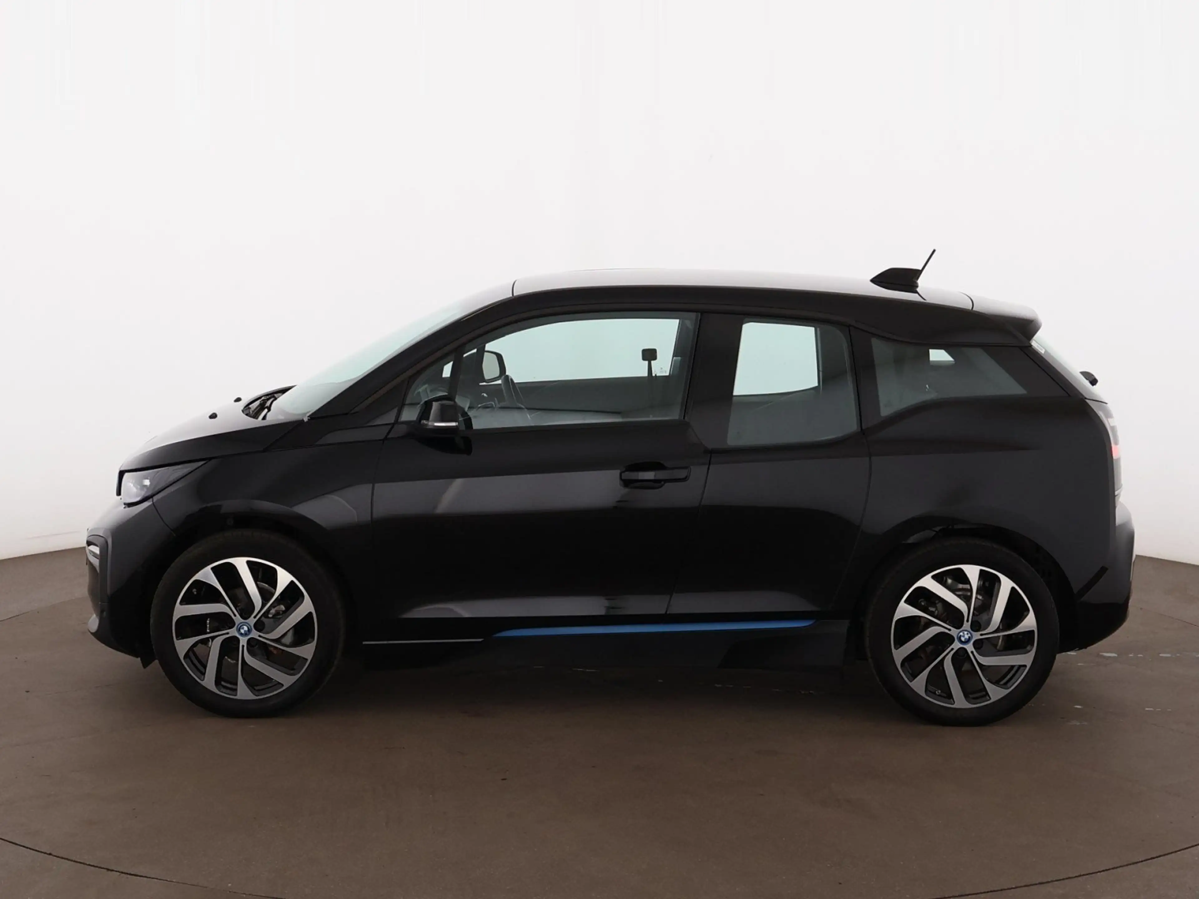 BMW i3 42kWh Aut LED WAERMEPUMPE NAVI SITZHZG R-CAM — photo 5