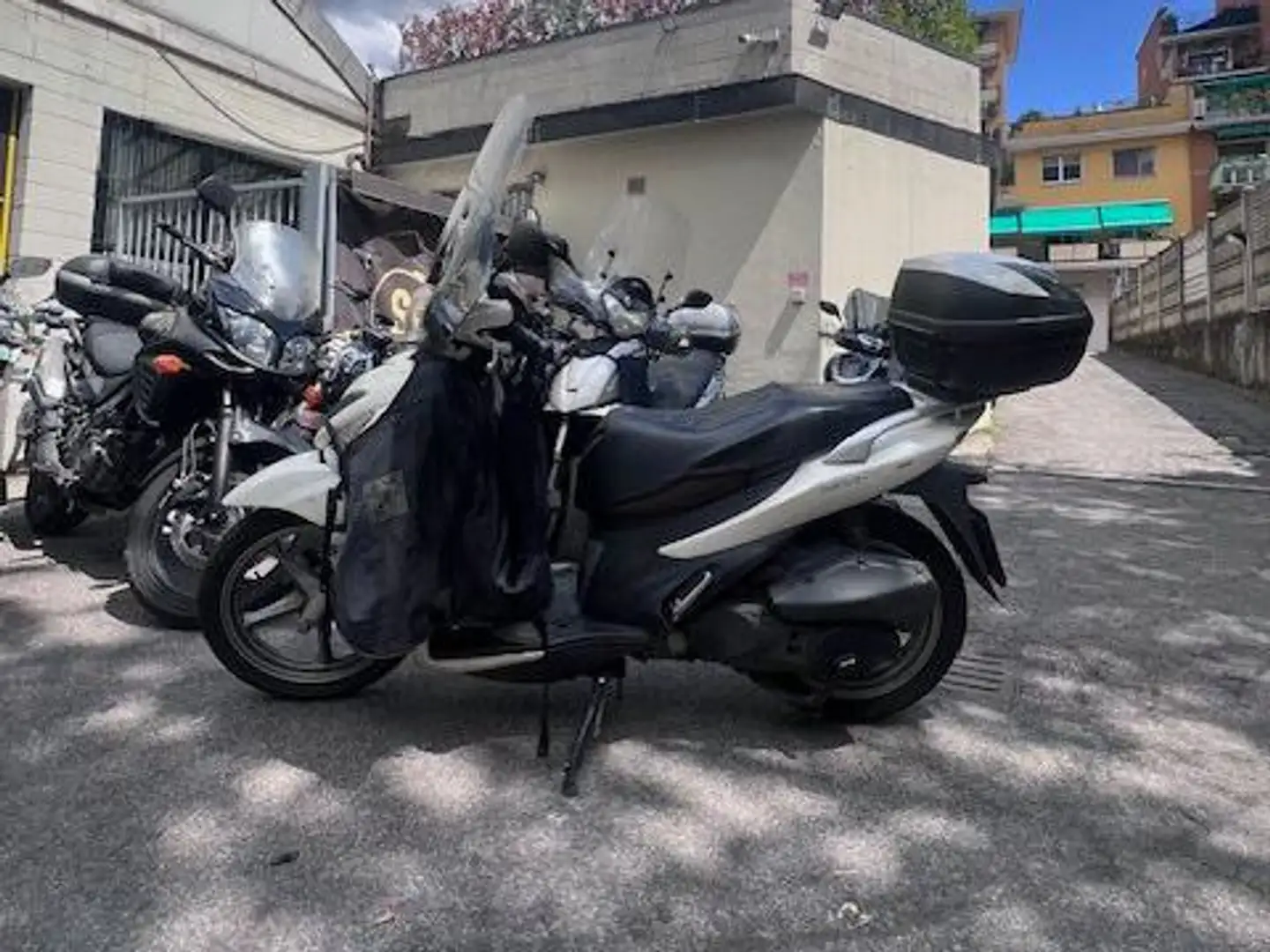 Suzuki Sixteen 150 Wit - 2