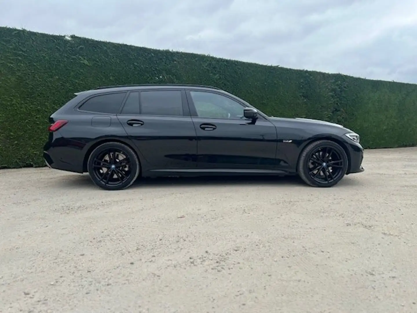 BMW 320 320e Touring Aut. Sport Line Zwart - 2