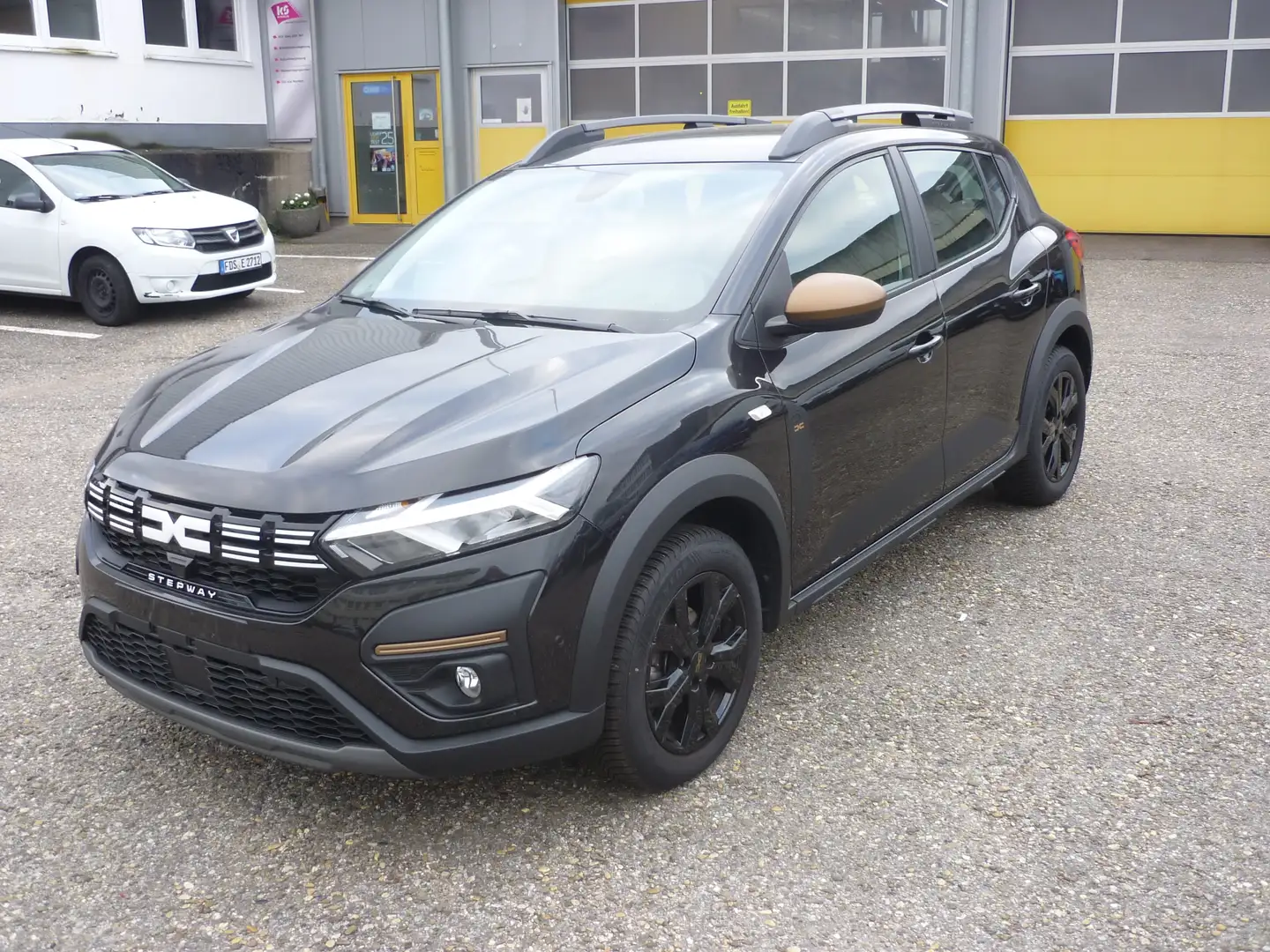 Dacia Sandero Stepway TCe 110  Extreme + Schwarz - 1