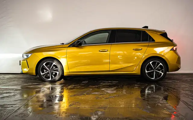 Opel Astra view 2