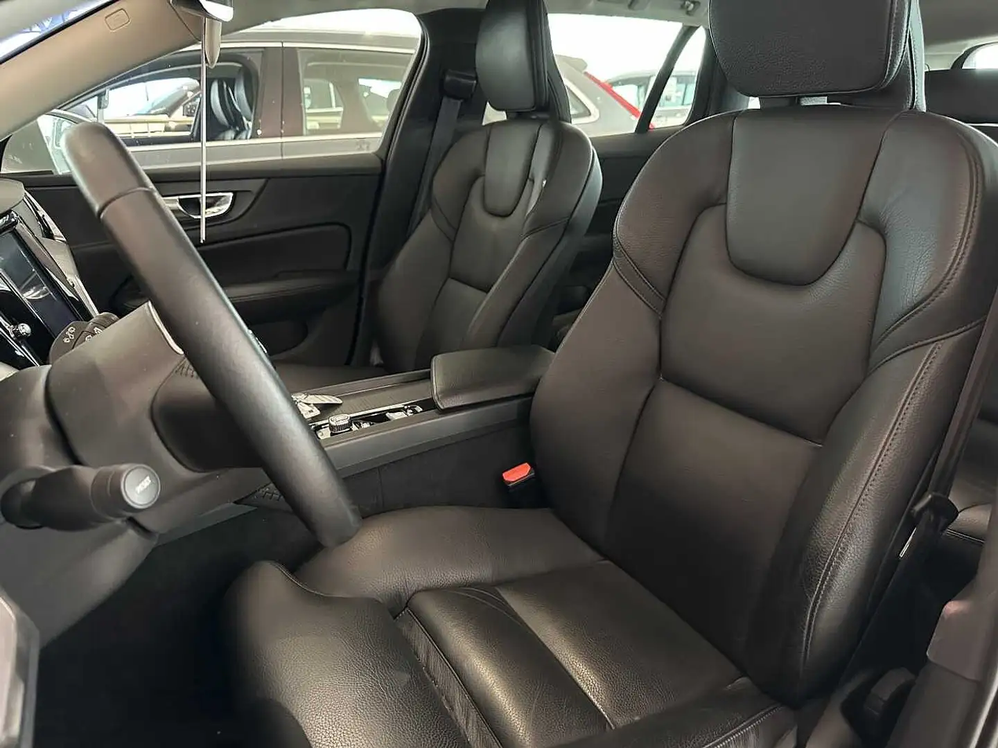 Volvo V60 II Momentum Pro D3 Geartronic diesel Zilver - 2