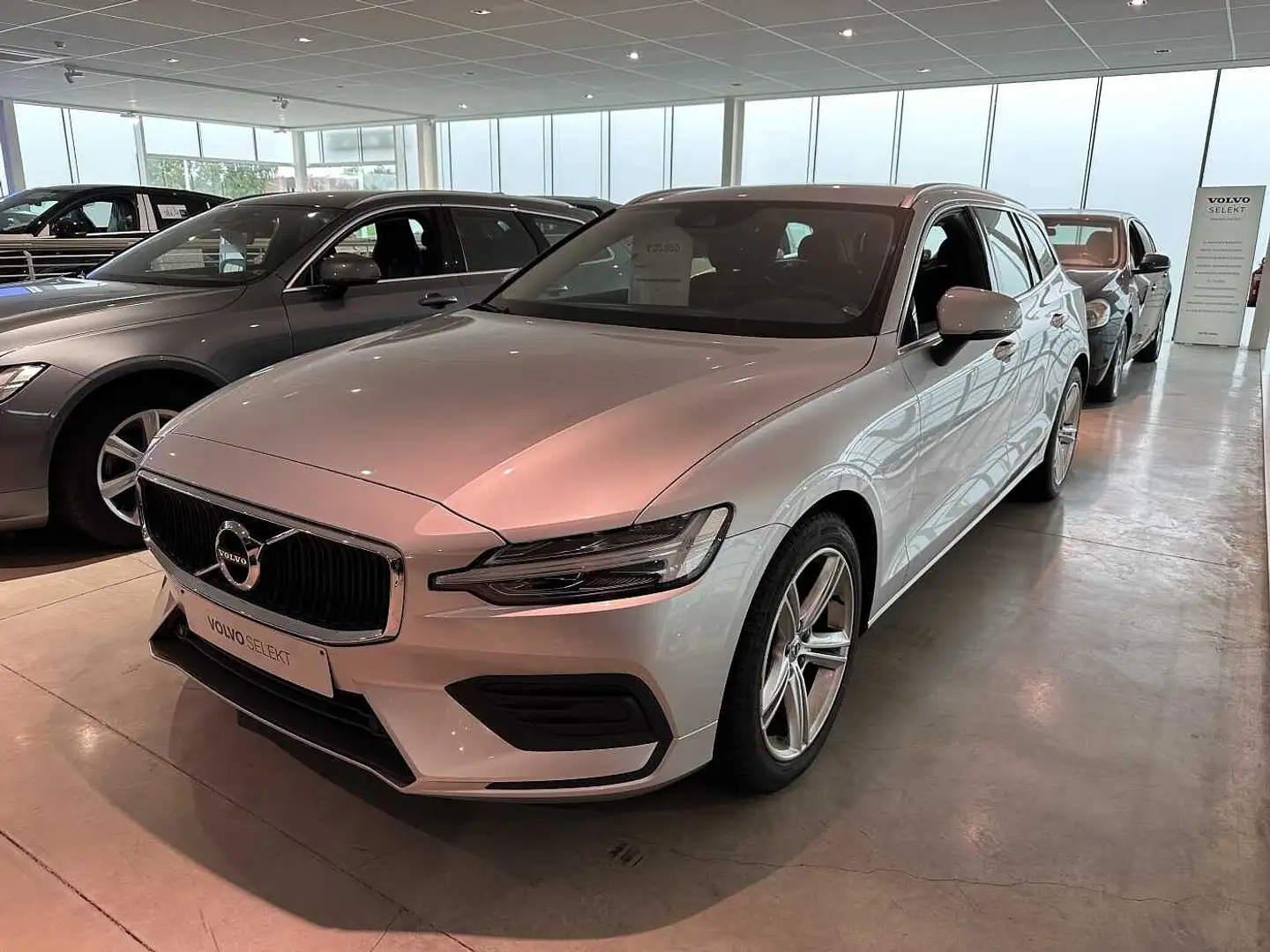 Volvo V60 II Momentum Pro D3 Geartronic diesel Zilver - 1