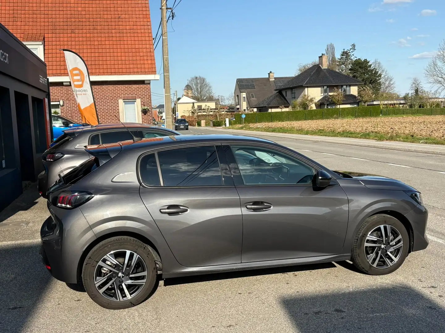 Peugeot 208 1.2 PureTech Allure 100 pk Automaat Grijs - 2