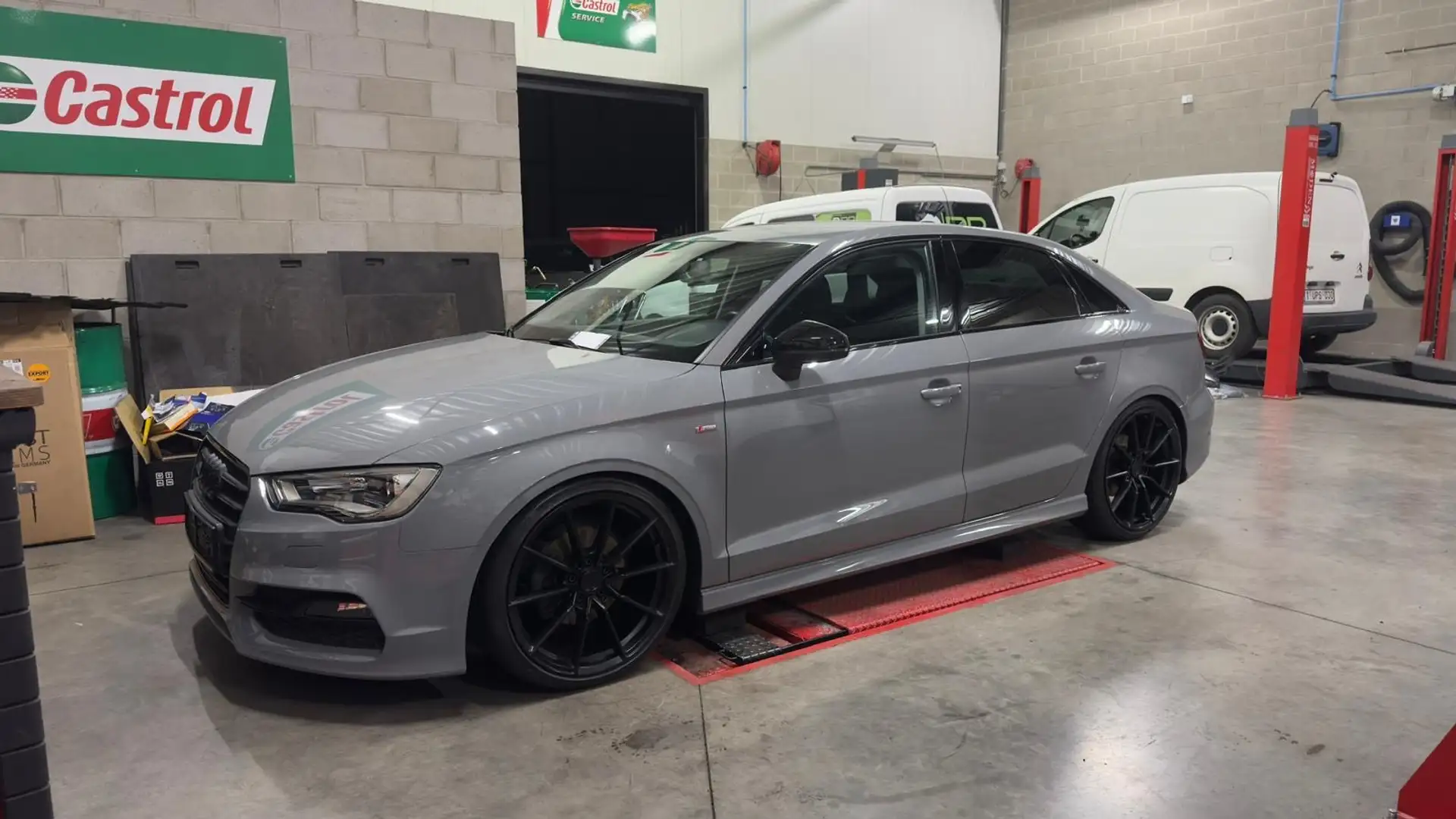 Audi A3 1.4 TFSI NARDO limo Sline Tuned Vmaxx+19” JR51 Grijs - 1