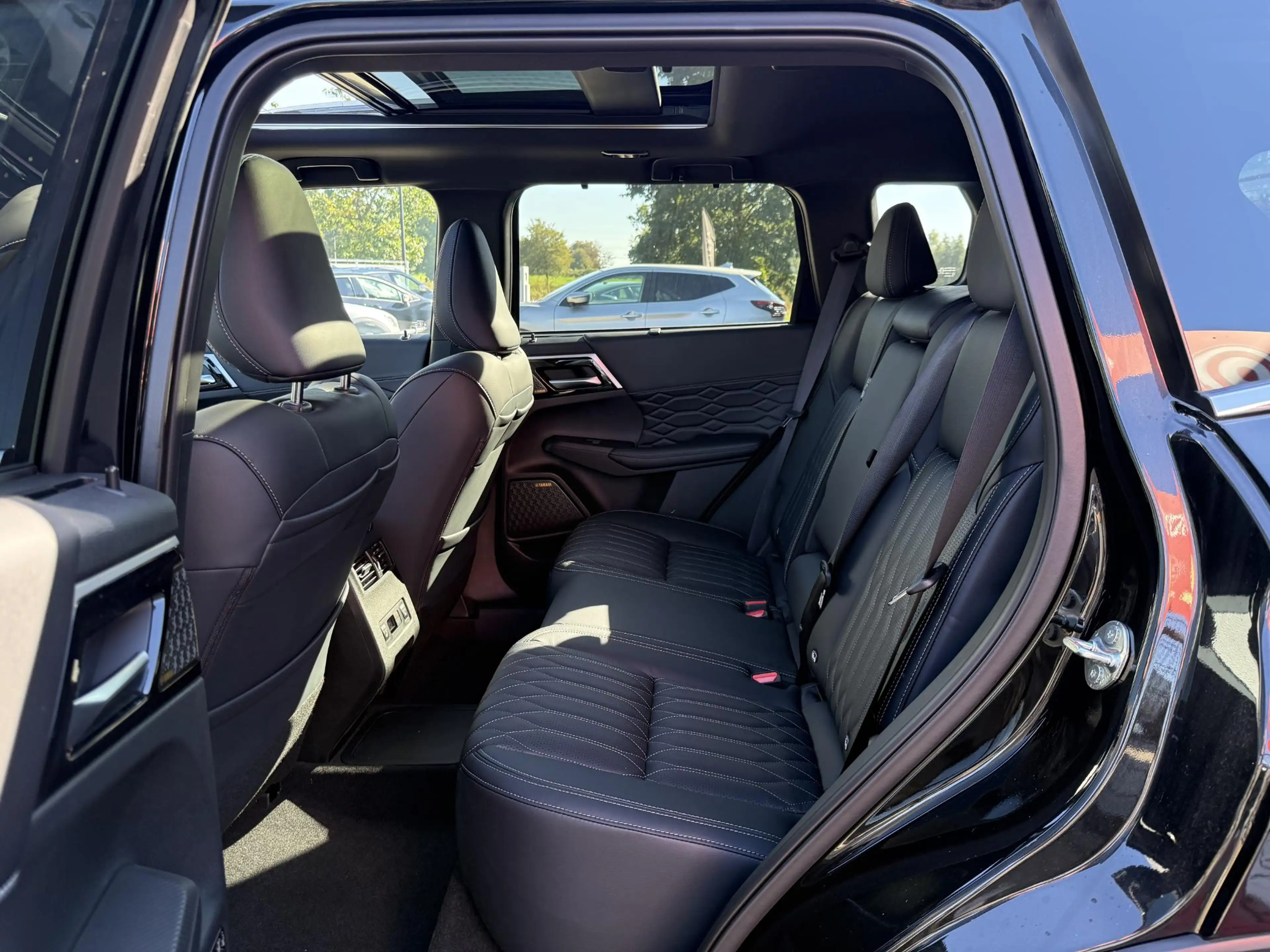 Mitsubishi Outlander 2.4 PHEV Instyle *Nieuwe Auto!* — photo 10