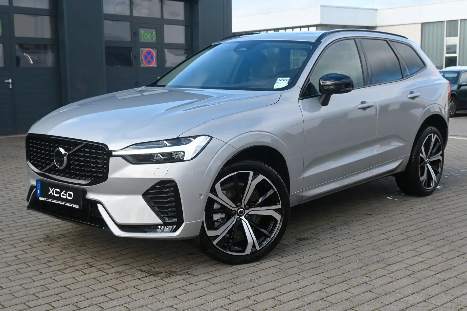 Volvo XC60 B4 D AWD Ultimate Dark*STDHZG*360°*LUFT*ACC Silber - 1