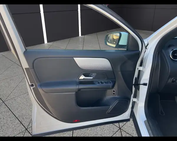 Mercedes-Benz GLA view 14