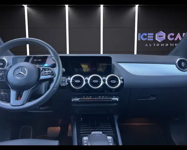 Mercedes-Benz GLA view 13