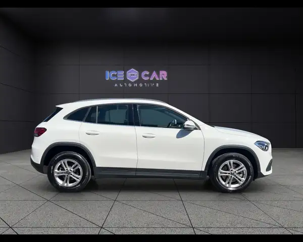 Mercedes-Benz GLA view 4