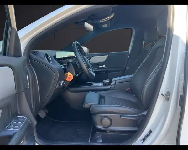 Mercedes-Benz GLA view 9