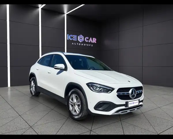Mercedes-Benz GLA view 3