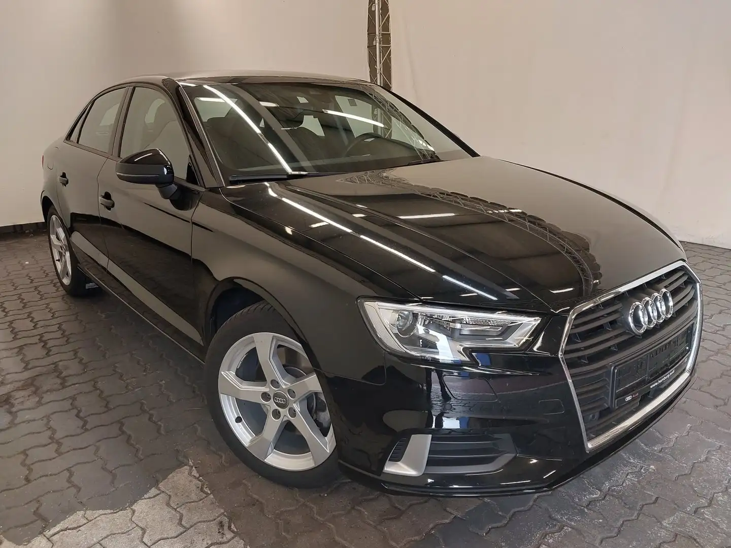 Audi A3 35 Automatik 2,0 TDI sport Schwarz - 2