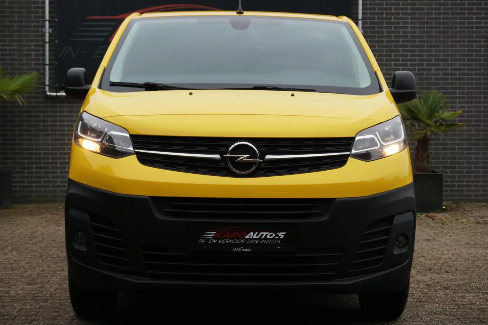 Opel Vivaro 2.0 CDTI L2H1 3P AUT Carplay Cam Navi Leer Trekh Jaune - 2
