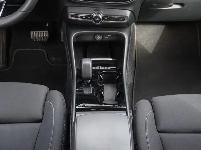 Volvo XC40 view 16
