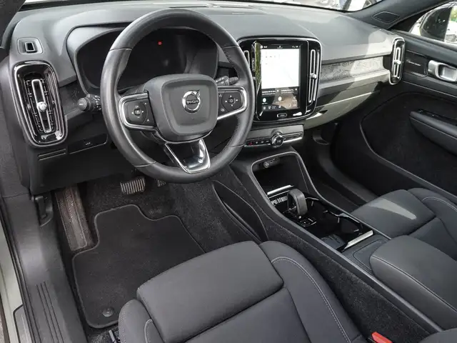Volvo XC40 view 11