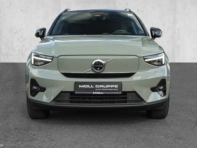 Volvo XC40 view 3