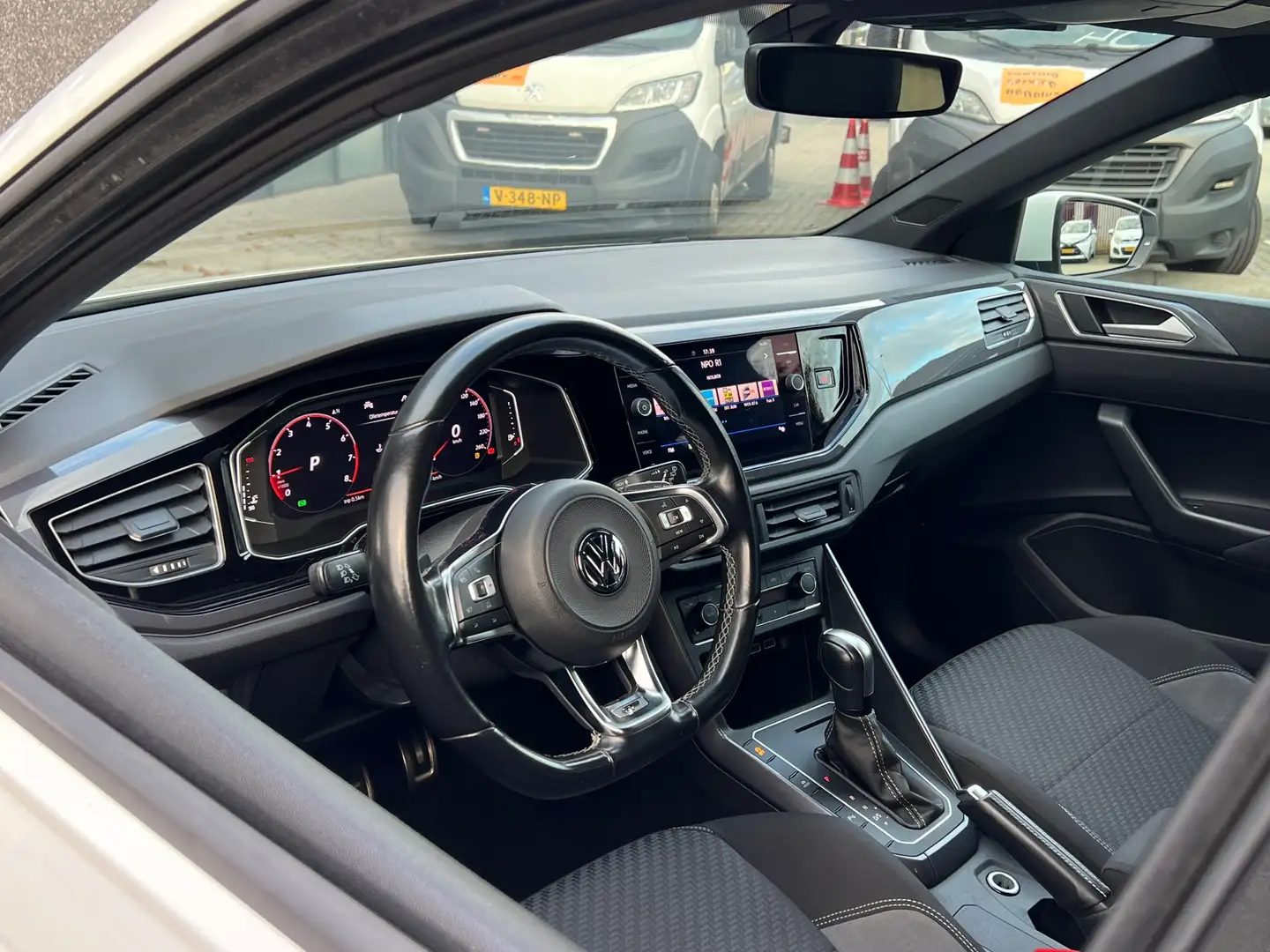 Volkswagen Polo 1.0 TSI 3x R-Line LET OP KM STAND ONLOGISCH Wit - 2